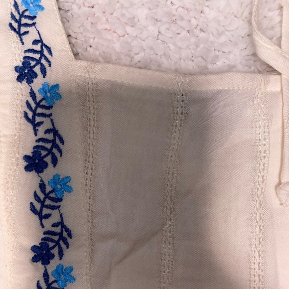 SOLD embroidered blouse - Picture 6 of 8